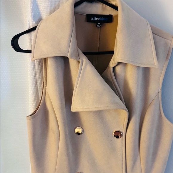 Alice Blue Tan Vest with Wide Lapel and Tailored Fit - Picture 1 of 4